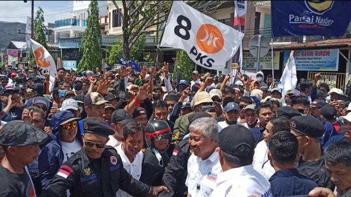 Ribuan simpatisan dan loyalis antar pasangan Andi Irwan Hamid-Sudriman Bungi mendaftar di KPU Pinrang, Jl Bintang, Kecamatan Watang Sawitto, Kabupaten Pinrang, Sulawesi Selatan, Rabu (28/8/2024).