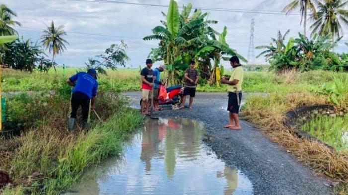 Ruas jalan Bampengnge Desa Kalosi Alau, Kecamatan Dua Pitue, Sidrap rusak parah bak kolam, warga tagih janji pemerintah Sidrap