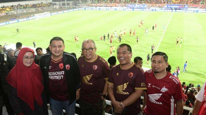 NONTON PSM - Pertandingan sarat gengsi ini turut disaksikan sejumlah tokoh publik dan pejabat penting seperti Wali Kota Makassar Munafri Arifuddin, Wali Kota Parepare Tasmin Hamid, anggota DPR RI Taufan Pawe, dan Wakil Ketua DPRD Sulsel Rahman Pina serta Mantan Walikota Makassar, Ilham Arief Sirajuddin (IAS).