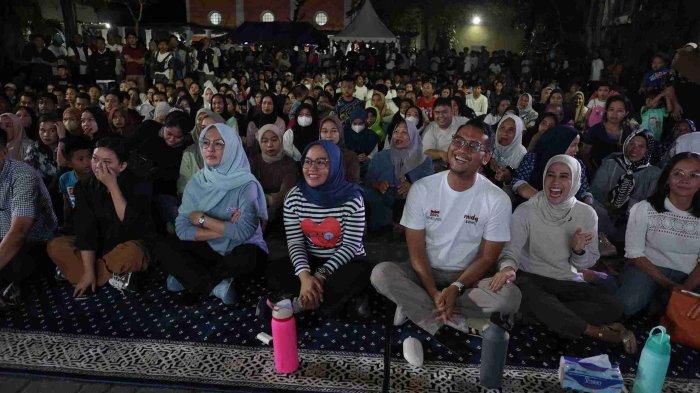 Pasangan bakal calon wali kota dan wakil wali kota, Andi Seto Gadhista Asapa dan Rezki Mulfiati Lutfi (Seto-Kiki) menghadiri Deklarasi Milenial Squad yang Berlangsung di Posko Pemenangan Sehati, Jl. A.P Pettarani. Makassar, Rabu (11/9/2024) malam. Komunitas Muda Sehati yang terdiri dari ribuan anak muda dari 15 kecamatan di Kota Makassar berkumpul untuk menyuarakan aspirasi mereka. Dengan mengatasnamakan Deklarasi Milenial Squad, mereka menilai Seto-Kiki sebagai sosok yang mewakili generasi milenial.