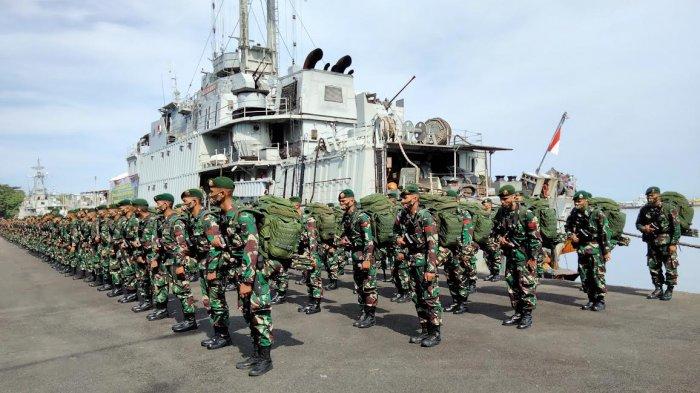 Suasana pemberangkatan 400 prajurit Batalyon Artileri Medan (Yon Armed) 6/3 Kostrad, di Lantamal VI, Jl Yos Sudarso, Makassar, Jumat (26/2/2021) siang. Mereka akan bertugas di perbatasan Republik Indonesia (RI)-Republik Demokratik Timor Leste (RDTL).