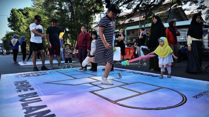 Warga Makassar memainkan sejumlah permainan tradisional yang digelar di area Car Free Day (CFD) Jl Jendral Sudirman Makassar, Minggu (29/9/2019). Permainan tradisional ini digelar untuk bernostalgia sekaligus memperkenalkan permainan tradisional kepada generasi muda. tribun timur/muhammad abdiwan