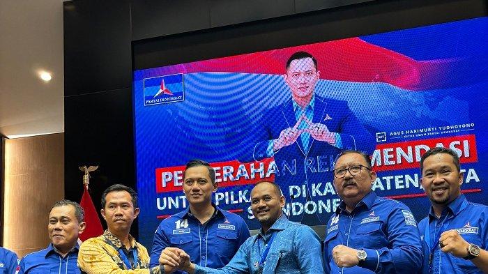 Trisal Tahir bersama Akhmad Syarifuddin Daud saat menerima rekomendasi Partai Demokrat di Kantor DPP Demokrat, Kamis (8/8/2024).