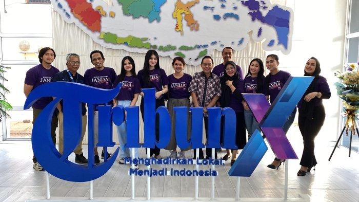 Kru dan pemain Film Janda berfoto bersama saat berkunjung di kantor Tribun Timur, Jalan Cendrawasih No 430, Makassar, Senin (12/8/2024). Film Janda tayang di bioksop pada 22 Agustus 2024.