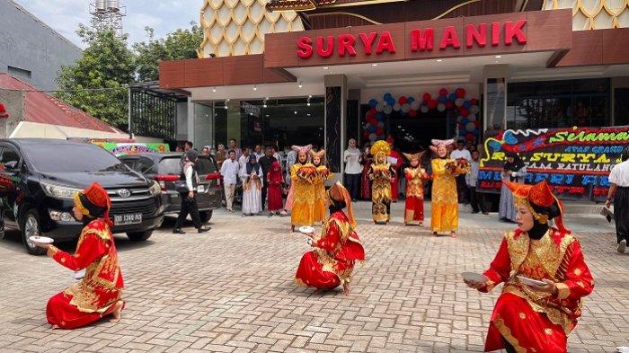 PENYAMBUTAN TAMU KEHORMATAN- Pertunjukan Tari Pasambahan, tarian khas Minangkabau sebagai bentuk penyambutan tamu kehormatan saat grand opening Restoran Padang Surya Manik membuka cabang ketiga di Kota Makassar pada Rabu (18/06/2025). Tari Pasambahan bukan sekadar pertunjukan seni, tetapi wujud penghormatan masyarakat Minang kepada tamu agung.