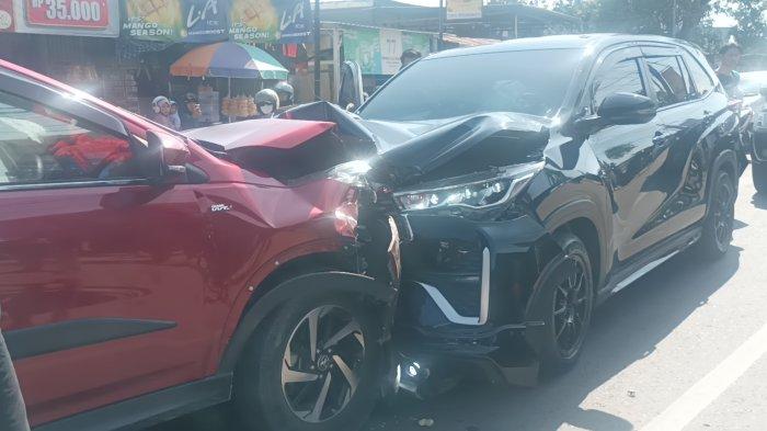 KECELAKAAN MOBIL - Mobil toyota Innova Zenix yang ditumpangi Kapolres Gowa, AKBP Muhammad Aldy Sulaiman, terlibat kecelakaan di Jalan Poros Limbung, Tanetea, Kecamatan Bajeng, Kabupaten Gowa, Sulawesi Selatan (Sulsel), Senin (19/5/2025) siang.