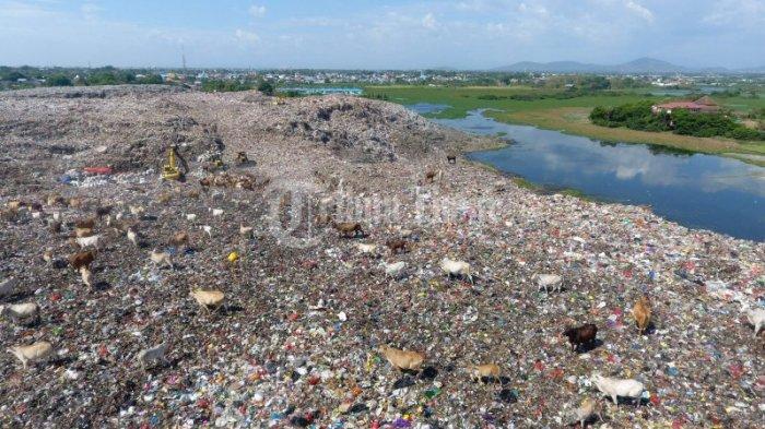 Kondisi Tempat Pembuangan Akhir (TPA) Antang yang terekam menggunakan kamera drone di Kelurahan Tamangapa, Kecamatan Manggala, Makassar, Sabtu (19/9/2020). Banyaknya sampah yang masuk di TPA Tamangapa, butuh solusi jangka panjang karena sudah over kapasitas. Penambahan lahan baru tidak bisa terus menerus dilakukan. Termasuk mempercepat proses pembangunan TPA Regional Mamminasata. Sampah yang semakin menumpuk ini dapat memicu terjadinya longsor dan dapat menghasilkan gas metana yang dapat memicu terjadinya ledakan yang dapat menyebabkan kerugian materi dan mengancam kesehatan dan keselamatan penduduk yang berada di sekitar lokasi TPA.