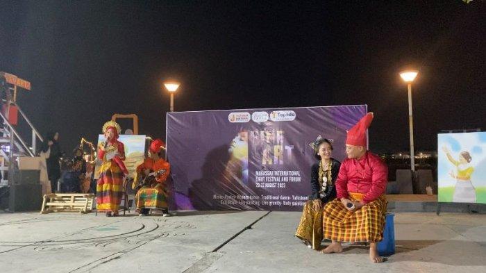 Mahasiswa UKM UT tampil memukau di panggung Fine Art dengan pertunjukan drama musikalisasi puisi yang mengangkat kisah epik