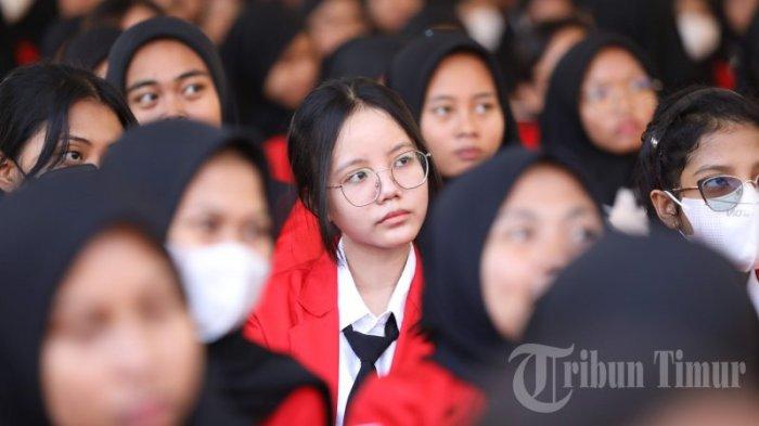 Sejumlah mahasiswa baru Universitas Hasanuddin (Unhas) mengikuti Pengenalan Kehidupan Kampus bagi Mahasiswa Baru (PKKMB) di Gelanggang Olahraga (GOR) JK Arenatorium Unhas, Jl Perintis Kemerdekaan, Makassar, Senin (14/8/2023). Unhas dengan bangga mengumumkan penerimaan sebanyak 8.710 mahasiswa baru yang akan bergabung dalam 16 fakultas yang berbeda.