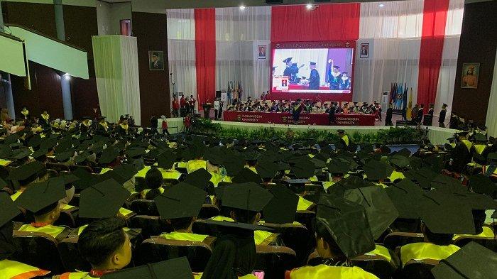 Wisuda Unhas periode September tahun akademik 2023/2024 di Baruga AP Pettarani, Makassar, Selasa (5/9/2023). Wisuda ini berhasil mencetak 2.740 lulusan baru, meliputi Program Sarjana 1.816 orang, Program Spesialis 85 orang, Program Profesi 116 orang, Program Magister 656 orang, dan Program Doktor 85 orang.