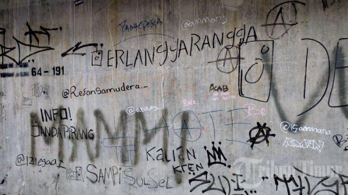 Dinding bawah Jembatan Ujung Selatan Jalan Tol A.P Pettarani tercorat coret akibat aksi vandalisme, Makassar, Jumat (11/8/2023). Aksi corat-coret (vandalisme) tersebut dilakukan oleh tangan jahil yang tidak bertanggung jawab dan merusak keindahan kota.