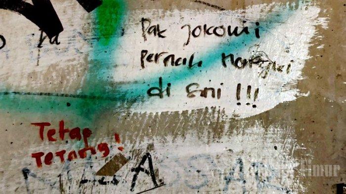 Dinding bawah Jembatan Ujung Selatan Jalan Tol A.P Pettarani tercorat coret akibat aksi vandalisme, Makassar, Jumat (11/8/2023). Aksi corat-coret (vandalisme) tersebut dilakukan oleh tangan jahil yang tidak bertanggung jawab dan merusak keindahan kota.