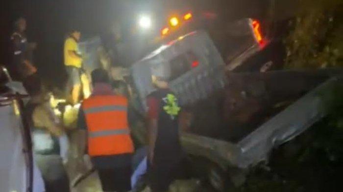 Warga membantu evakuasi pengendara yang masih terjebak longsor di Dusun Padang, Desa Rante Balla, Kecamatan Latimojong, Kabupaten Luwu, Sulawesi Selatan, Sabtu (25/1/2025).