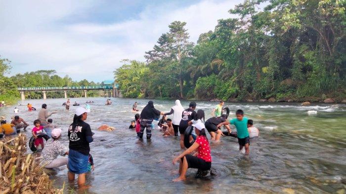 Suasana objek wisata permandian Tamboke di Desa Tamboke, Kecamatan Sukamaju, Kabupaten Luwu Utara, Kamis (11/4/2024). Hari kedua Idul Fitri 2024, tempat wisata ini mulai ramai dikunjungi.
