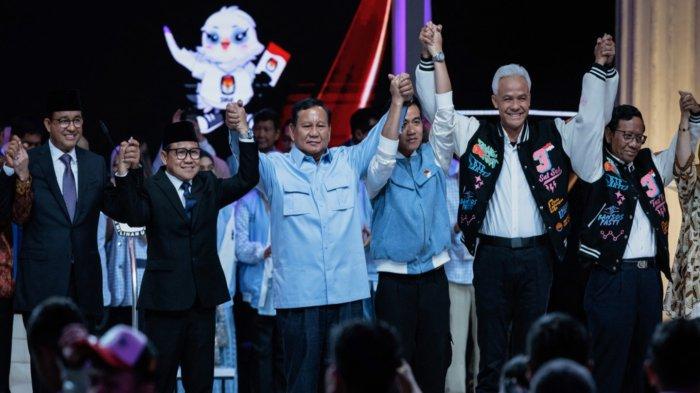 Potret Tiga paslon bergandengan tangan usai Debat Kelima Pilpres 2024 di Jakarta, Minggu (4/2/2024).