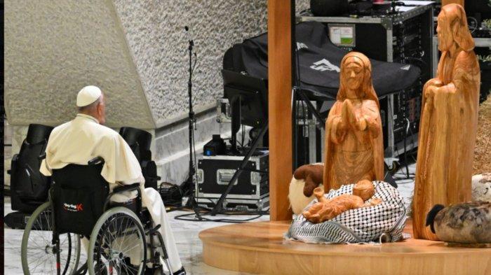 Paus Fransiskus berdoa sebelum 'Natal di Betlehem 2024' saat audiensi dengan para donatur patung adegan kelahiran Yesus Kristus dan upacara penyalaan pohon Natal di Lapangan Santo Petrus, di Aula Paulus VI di Vatikan pada 7 Desember 2024.
