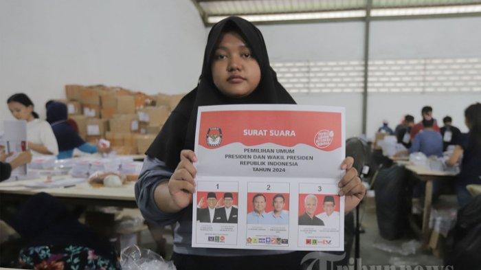 Pekerja menunjukkan surat suara Pemilu Presiden dan Wakil Presiden 2024 di gudang logistik KPU Jakarta Timur di kawasan Jakarta Industrial Estate Pulogadung (JIEP), Jakarta Timur, Rabu (10/1/2024).