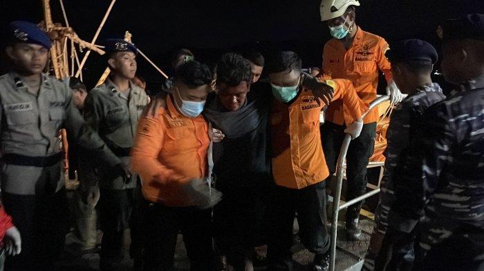 12 korban LCT Bora yang berhasil diselamatkan dari laut Maluku Utara.