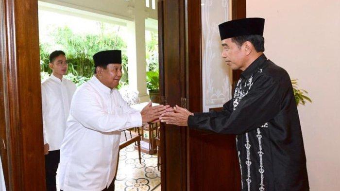 Gibran Rakabuming Raka menyaksikan Prabowo Subianto bersalaman dengan Presiden Jokowi. Gibran masuk 4 top of mind pada survei cawapres terbaru. Putra presiden itu digadang berpasangan dengan Prabowo.
