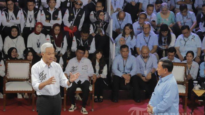 Calon Presiden nomor urut 03 Ganjar Pranowo menjawab pertanyaan dari Capres nomor urut 02 Prabowo Subianto saat mengikuti Debat Pertama Calon Presiden 2024 di Halaman Gedung KPU, Jakarta Pusat, Selasa (12/12/2023).