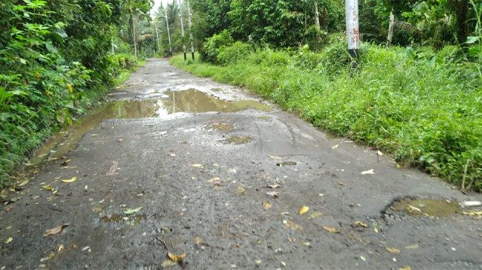 Jalan rusak di Tumbohon menuju Talawaan