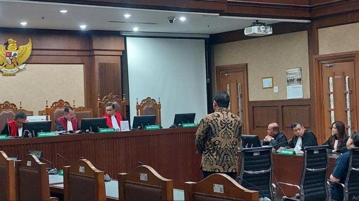 Terdakwa Achsanul Qosasih saat menjalani sidang pembacaan vonis atas kasus korupsi pengadaan Menara BTS 4G Bakti Kominfo di Pengadilan Tipikor, Jakarta Pusat, Kamis (20/6/2024)