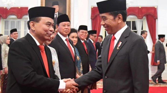 Presiden Jokowi bersalaman dengan Menkominfo Budi Arie Setiadi. Analis politik menilai kebijakan Presiden Jokowi itu sebagai sinyal kuat dukungan untuk Prabowo Subianto.