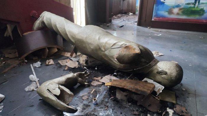PATUNG SAM RATULANGI - Patung Sam Ratulangi yang jatuh hingga rusak di Gedung Minahasa Raad, Jalan Sam Ratulangi, Manado, Sulawesi Utara, Selasa (4/3/2025). Patung rusak ini dibiarkan begitu saja.