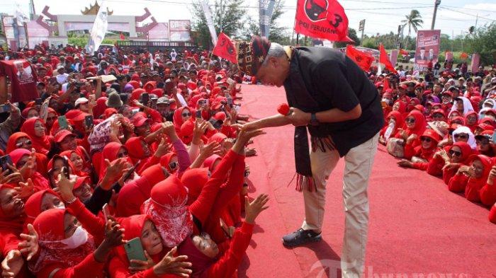 Calon presiden nomor urut 3 Ganjar Pranowo menyapa pendukungnya saat kampanye terbuka bertajuk Hajatan Rakyat di Lapangan EXPO, Lampung Selatan, Lampung, Senin (22/1/2024).