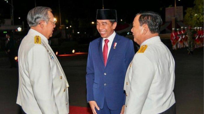 Presiden Joko Widodo (tengah) dan Presiden ke-6 Susilo Bambang Yudhoyono (kiri) dan Menhan Prabowo Subianto saat peringatan HUT ke-78 TNI di Kemenhan, Jakarta. Jokowi, SBY dan Prabowo menjadi pendulang suara Partai Gerindra, PDIP dan Partai Demokrat.