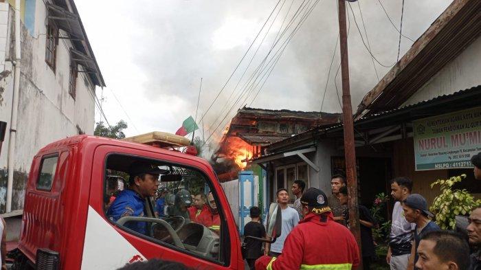 Truk Damkar Kota Manado saat berupaya memadamkan api di Kelurahan Maasing, Kecamatan Tuminting, Sulawesi Utara (Sulut), Minggu 7 Juli 2024.