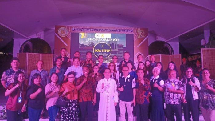 Uskup Keuskupan Manado Mgr Rolly Untu MSC diabadikan bersama staf pengajar dan alumni STFSP, Rabu (14/8/2024).