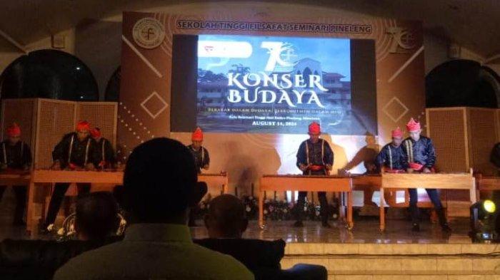 Aksi grup kolintang mahasiswa STFSP pada pentas seni Dies Natalis Ke-70 Sekolah Tinggi Filsafat Seminari Pineleng (STFSP), Rabu (14/8/2024).
