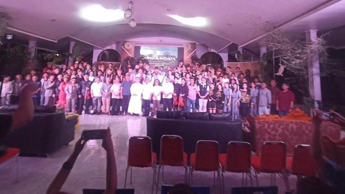Para mahasiswa, alumni, staf pengajar dan Uskup Mgr Rolly Untu MSC diabadikan bersama seusai pentas seni Dies Natalis Ke-70 Sekolah Tinggi Filsafat Seminari Pineleng (STFSP), Rabu (14/8/2024).