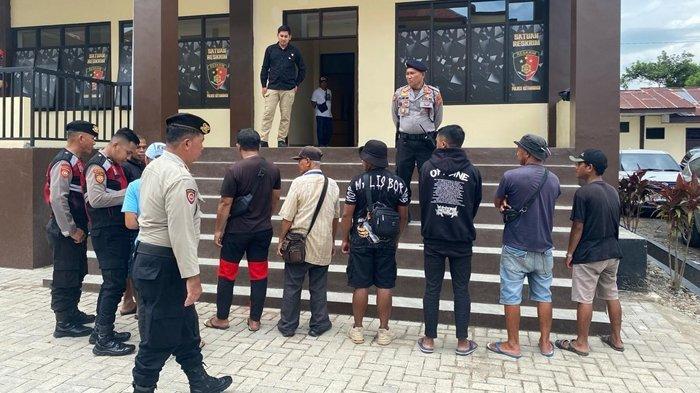 DITANGKAP - Sebanyak 8 tukang parkir liar di area pertokoan Pasar Serasi ditangkap Polresta Kotamobagu. Berita Populer Kotamobagu.