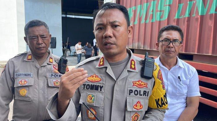 AKBP Tommy B Souissa Kapolres Bitung berikan keterangan ke wartawan beberapa waktu lalu.