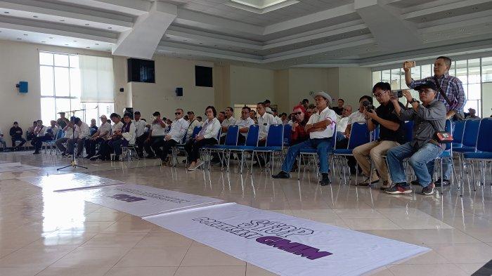 AKSI DAMAI - Anggota Gerakan Reformasi GMIM saat berada di Kantor Sinode GMIM Rabu (11/6/2025).