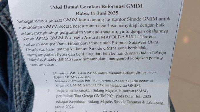 AKSI DAMAI - Anggota Gerakan Reformasi GMIM saat berada di Kantor Sinode GMIM Rabu (11/6/2025). Daftar Tuntutan Gerakan Reformasi GMIM yang Gelar Aksi Damai di Kantor Sinode Tomohon.