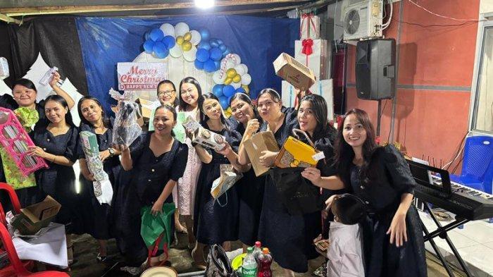 Acara tukar kado dalam ibadah menyambut natal kolom 9 Jemaat GMIM Abraham Matungkas