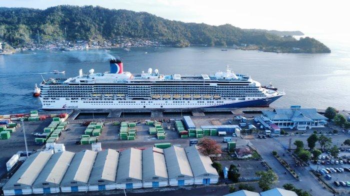 Kapal pesiar Carnival Luminosa di Pelabuhan Bitung, Sulawesi Utara, Sabtu (7/10/2023).