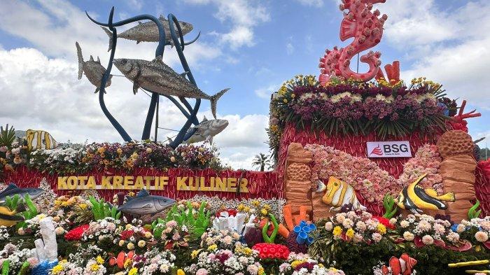 Float atau kendaraan hias Kota Bitung, Sulawesi Utara, di Tomohon International Flower Festival 2023, Sabtu (12/8/2023).
