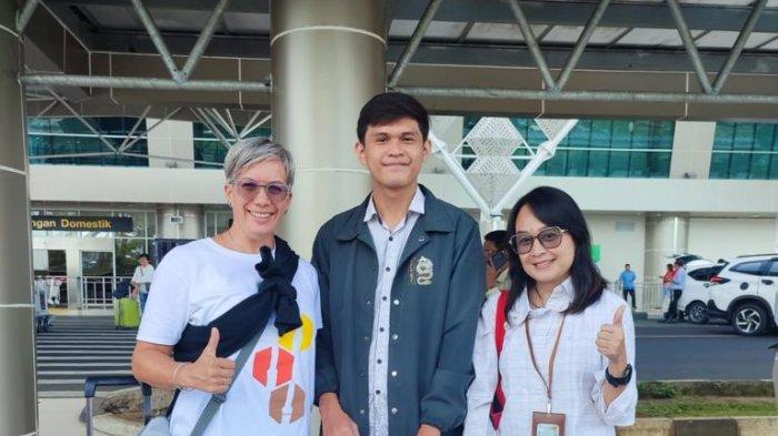 Kedatangan pengembara digital (digital nomad) asal Hungaria, Andrea Polereczki, di Bandara Internasional Sam Ratulangi Manado. Ia akan tinggal selama satu bulan di Kampung Wisata Batuputih, Kecamatan Ranowulu, Bitung, Sulawesi Utara.