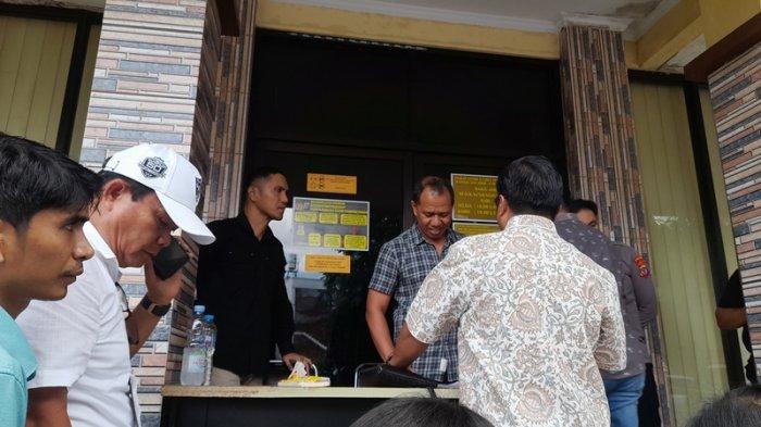 ADU MULUT - Kuasa hukum Hein Arina, Michael Jacobus tak diizinkan masuk oleh penjaga sel tahanan Polda Sulut, Selasa (27/5/2025). Keduanya sempat adu mulut.