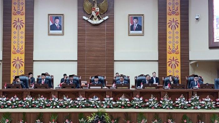 SERTIJAB - Gubernur Sulawesi Utara, Yulius Selvanus dan Wagub Victor Mailangkay (YSK Victory) tiba di ruang paripurna DPRD Sulawesi Utara, Senin (4/3/2025). (Fernando Lumowa/Tribun Manado)