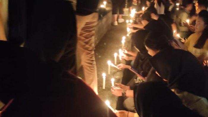 Aksi damai doa bersama dan pasang lilin