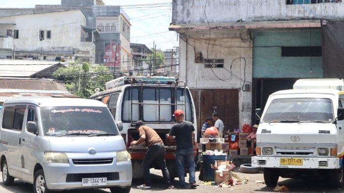 Aktivitas di Terminal Karombasan Manado Sulawesi Utara.