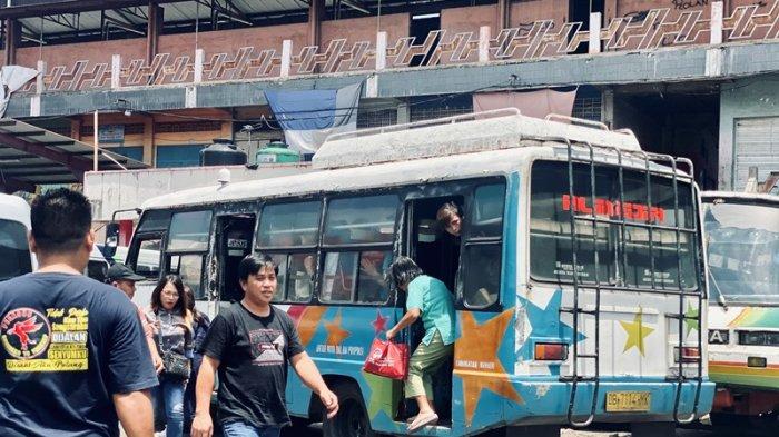 Aktivitas di Terminal Karombasan Manado Sulawesi Utara.