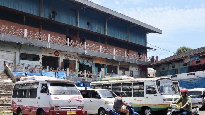 Aktivitas di Terminal Karombasan Manado Sulawesi Utara.