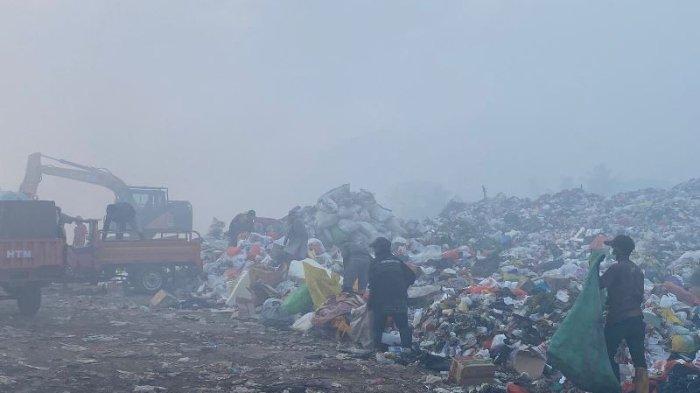 Aktivitas para pemulung di TPA Sumompo, Rabu (4/10/2023).
