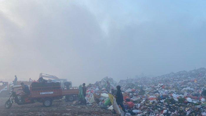 Aktivitas para pemulung di TPA Sumompo, Rabu (4/10/2023).